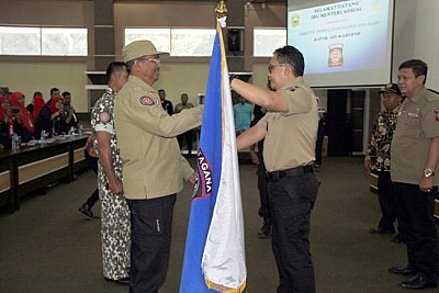 39penyerahan bendera tagana dari dirjen kepada bupati solok